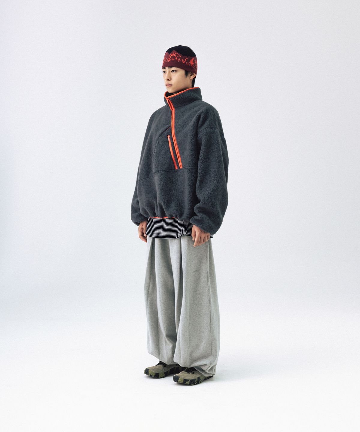 앵글런(ANGLAN) Diagonal Line Fleece Pullover - Charcoal