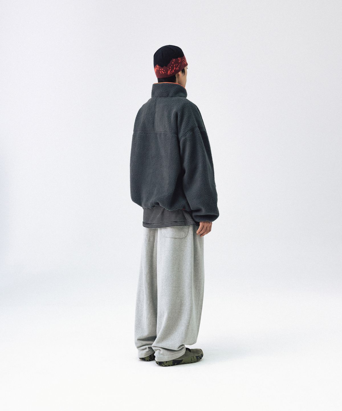 앵글런(ANGLAN) Diagonal Line Fleece Pullover - Charcoal