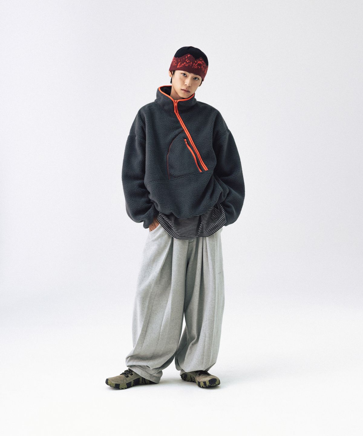 앵글런(ANGLAN) Diagonal Line Fleece Pullover - Charcoal