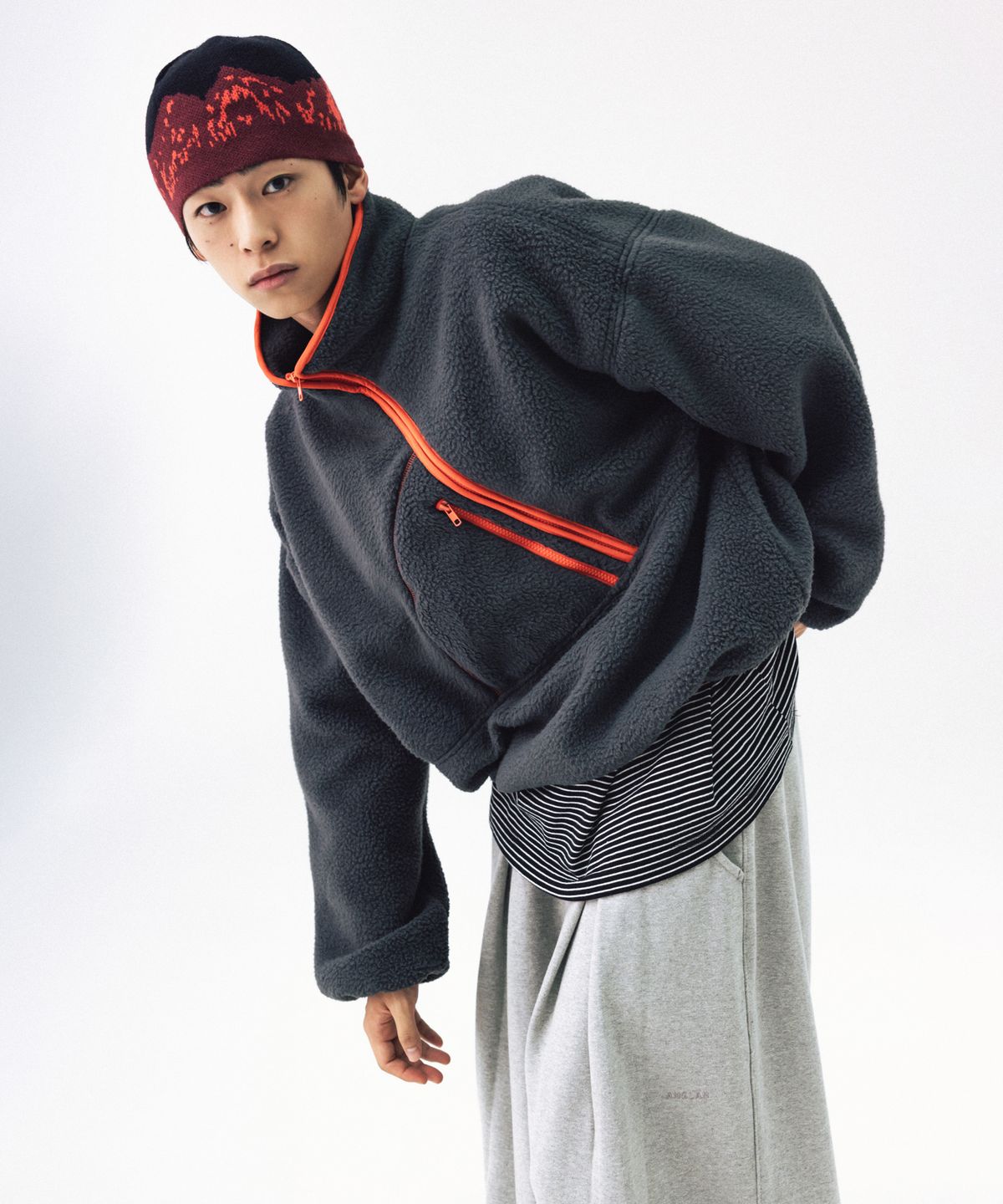 앵글런(ANGLAN) Diagonal Line Fleece Pullover - Charcoal