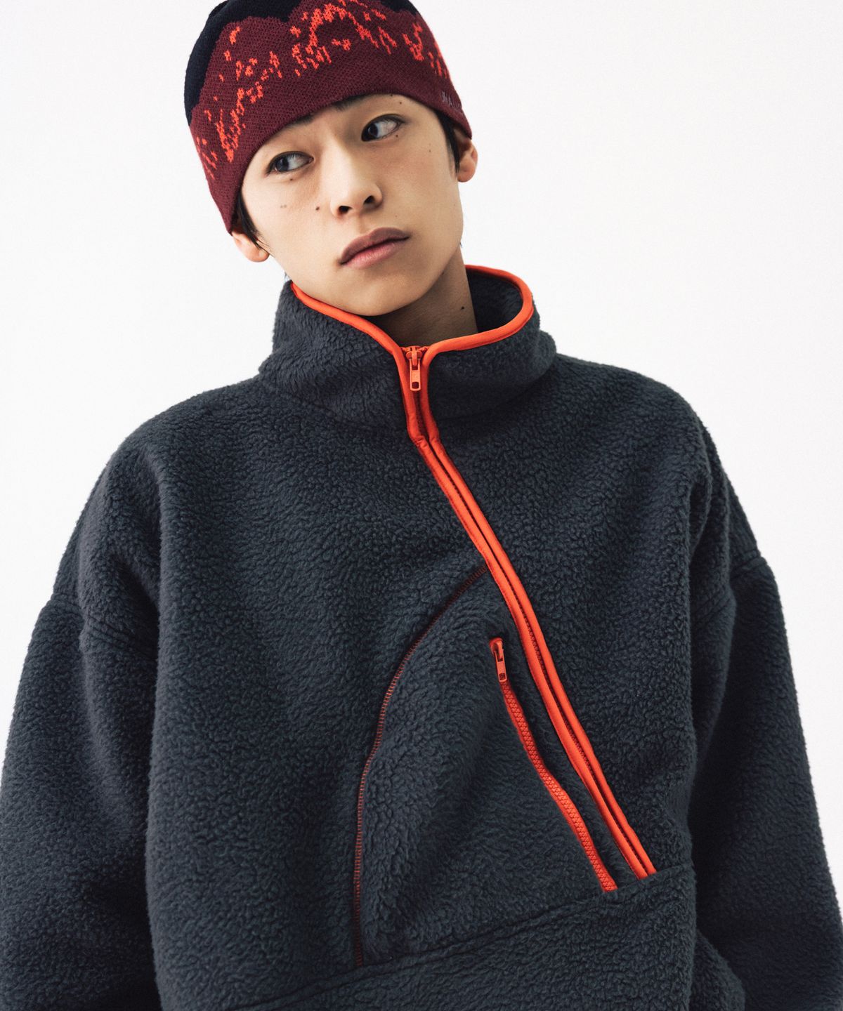 앵글런(ANGLAN) Diagonal Line Fleece Pullover - Charcoal