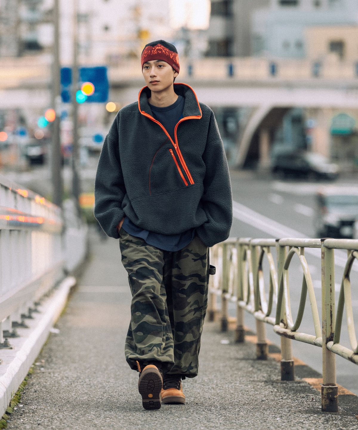 앵글런(ANGLAN) Diagonal Line Fleece Pullover - Charcoal