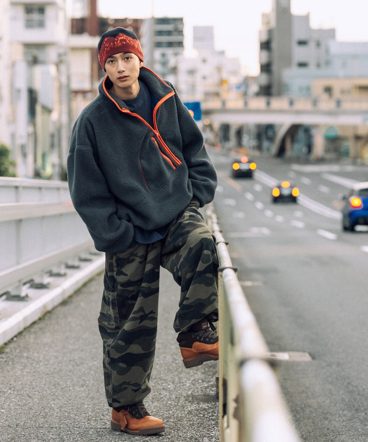 앵글런(ANGLAN) Diagonal Line Fleece Pullover - Charcoal