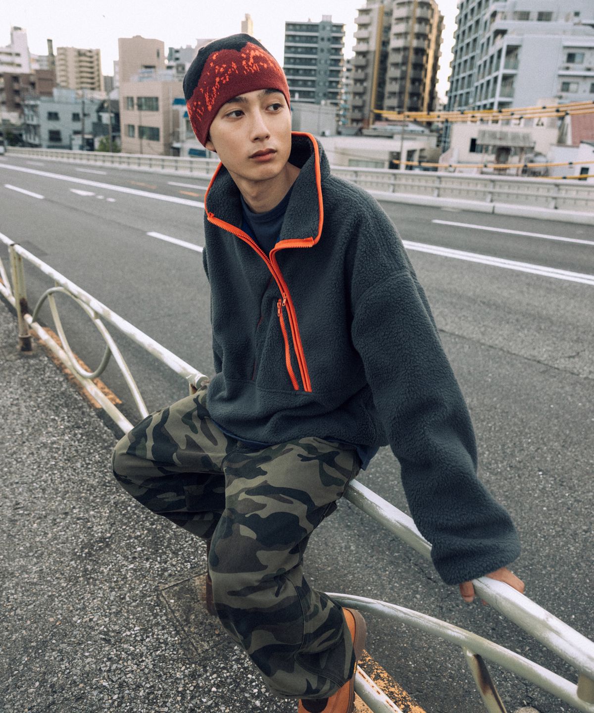 앵글런(ANGLAN) Diagonal Line Fleece Pullover - Charcoal