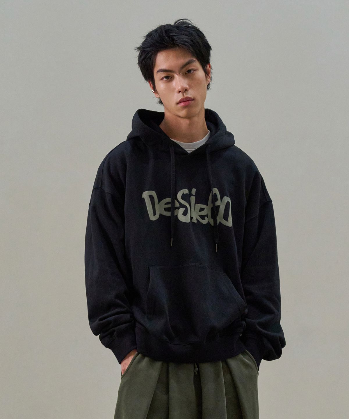 데시레드(DESIRED) 포밍 로고 기모 후드 티셔츠-FFSK5121D03
