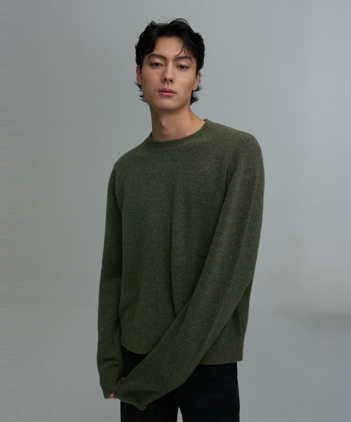 리이 맨(RERHEE MEN) BRUSHED CREW-NECK KNIT SWEATER MELANGE MOSS