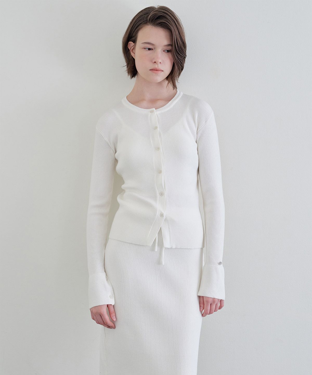 아이토브 서울(ITOV SEOUL) 리브드 라운드 버튼 가디건 셋업 ivory