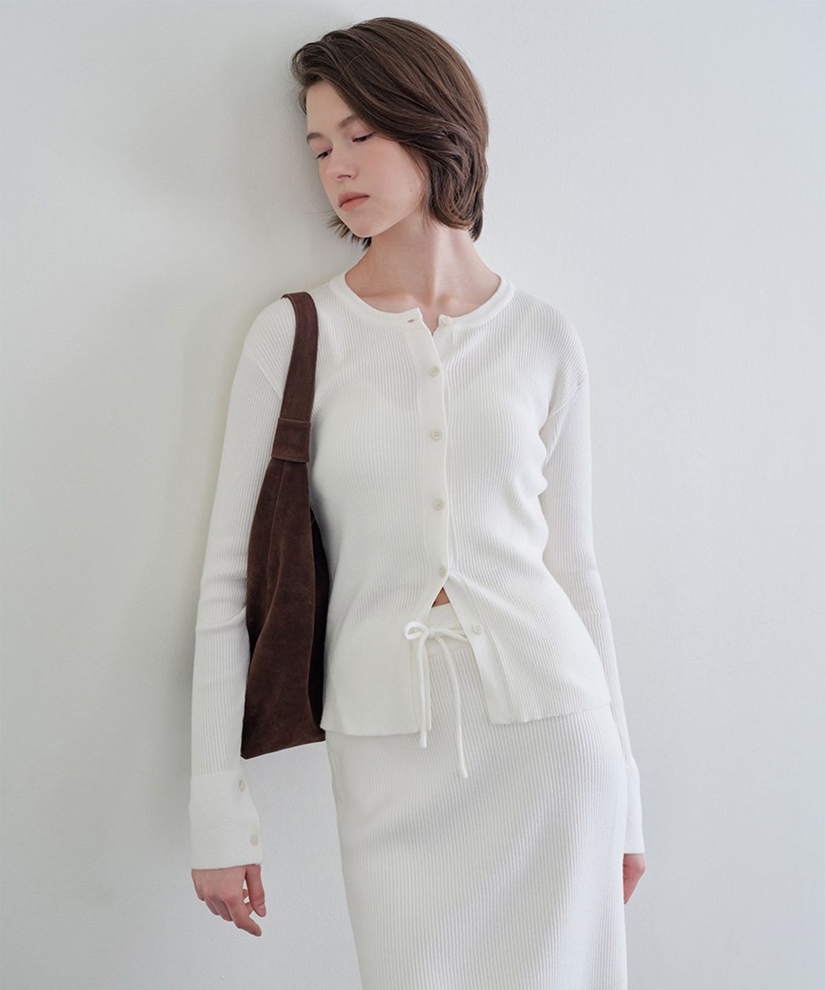 아이토브 서울(ITOV SEOUL) 리브드 라운드 버튼 가디건 셋업 ivory