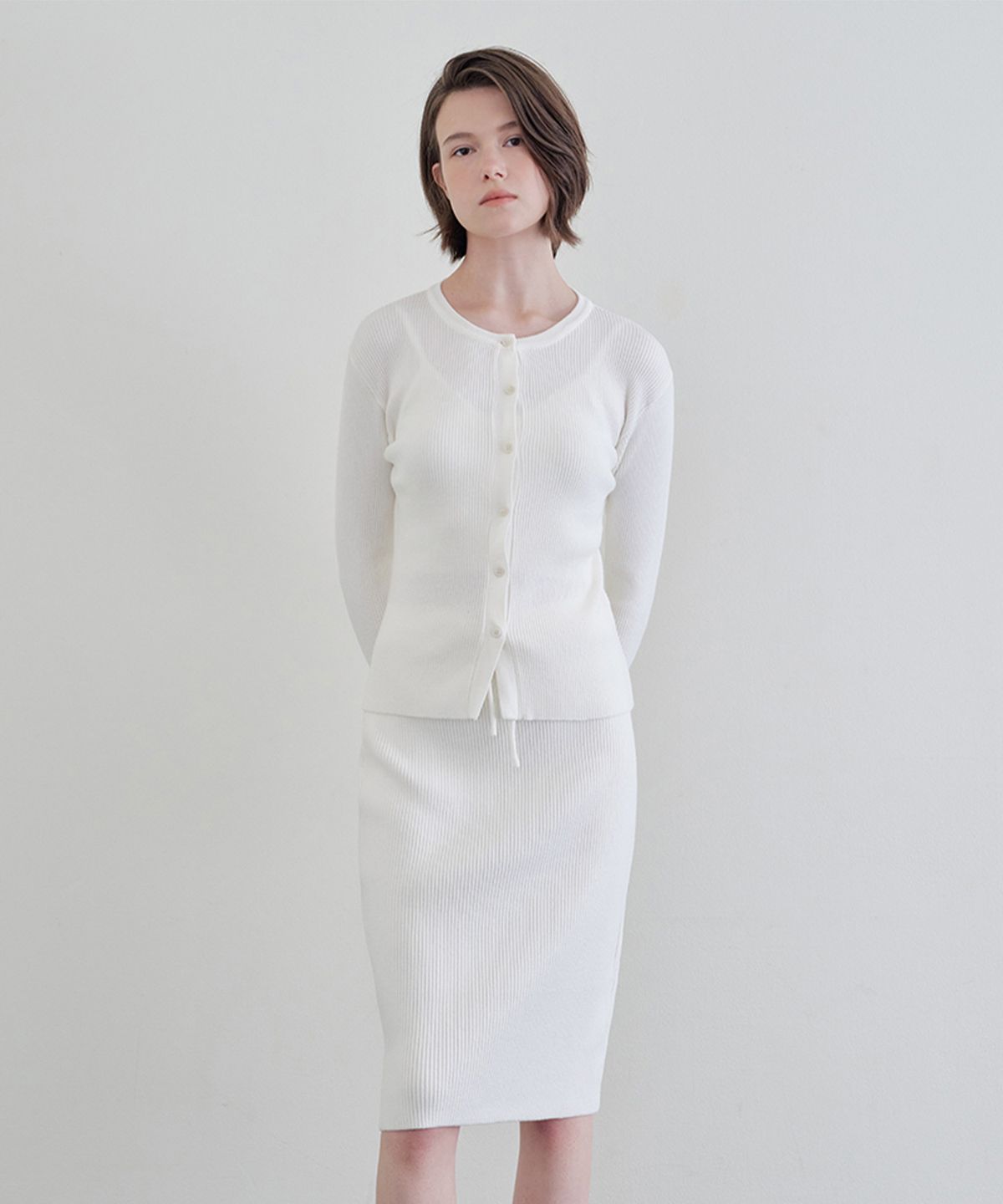 아이토브 서울(ITOV SEOUL) 리브드 라운드 버튼 가디건 셋업 ivory