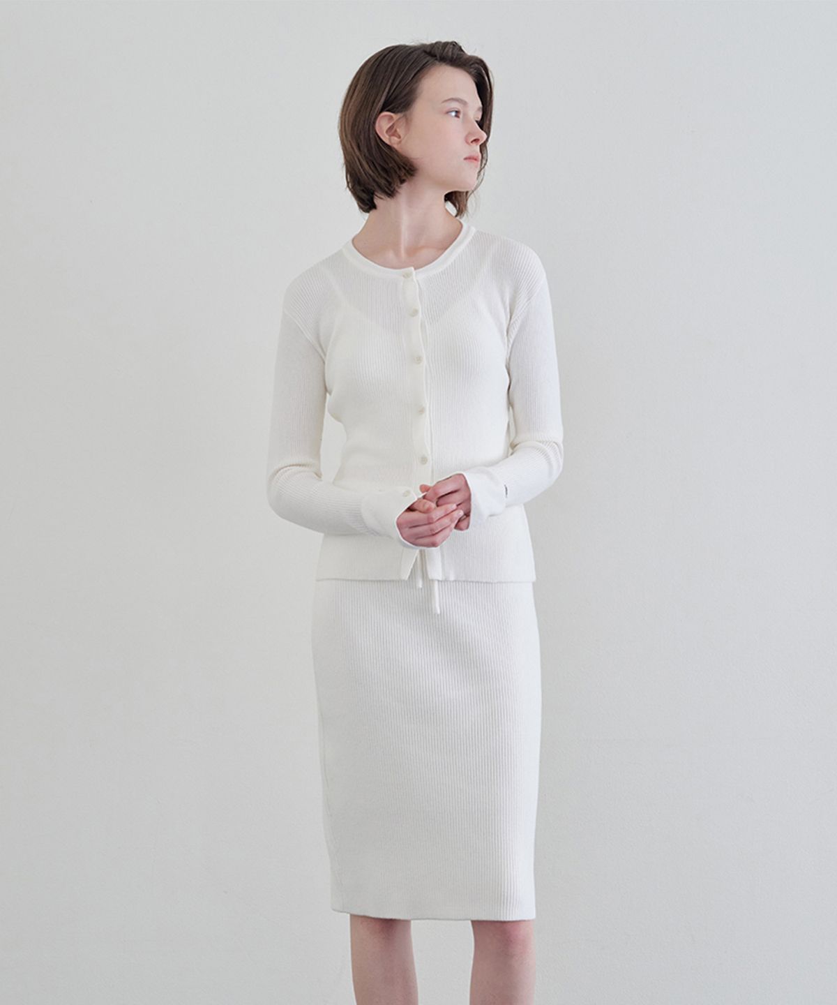 아이토브 서울(ITOV SEOUL) 리브드 라운드 버튼 가디건 셋업 ivory