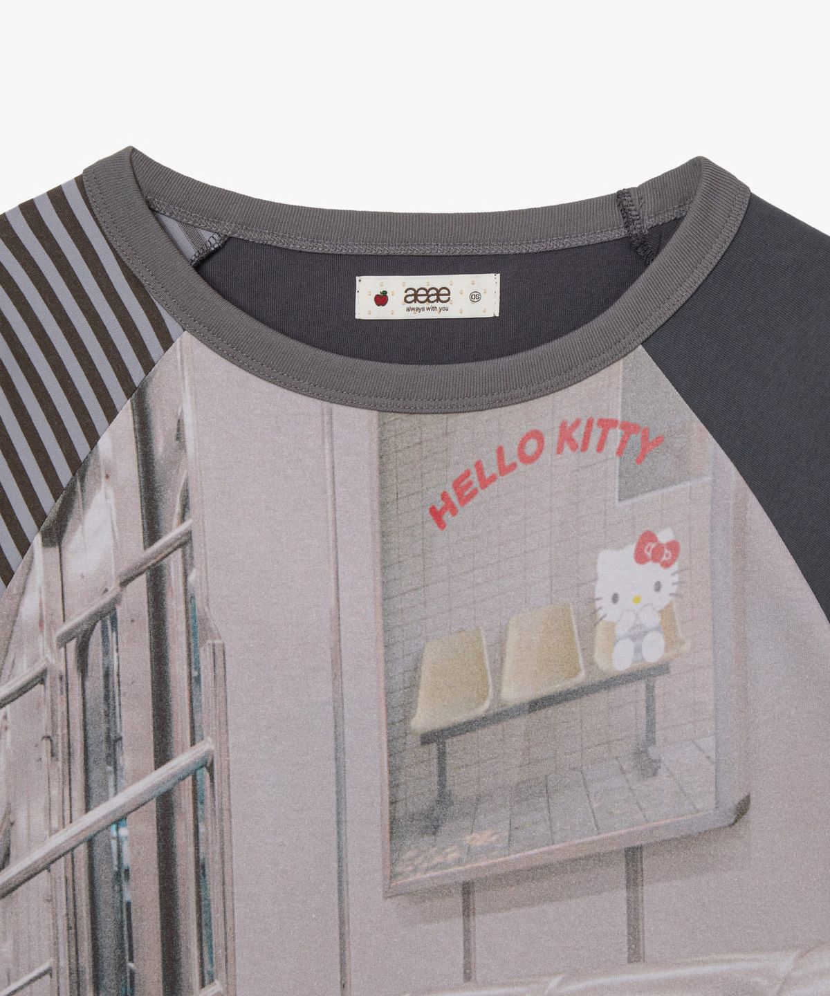 에이이에이이(AEAE) HELLO KITTY IN SUBWAY GRAPHIC RAGLAN TEE [CHARCOAL]