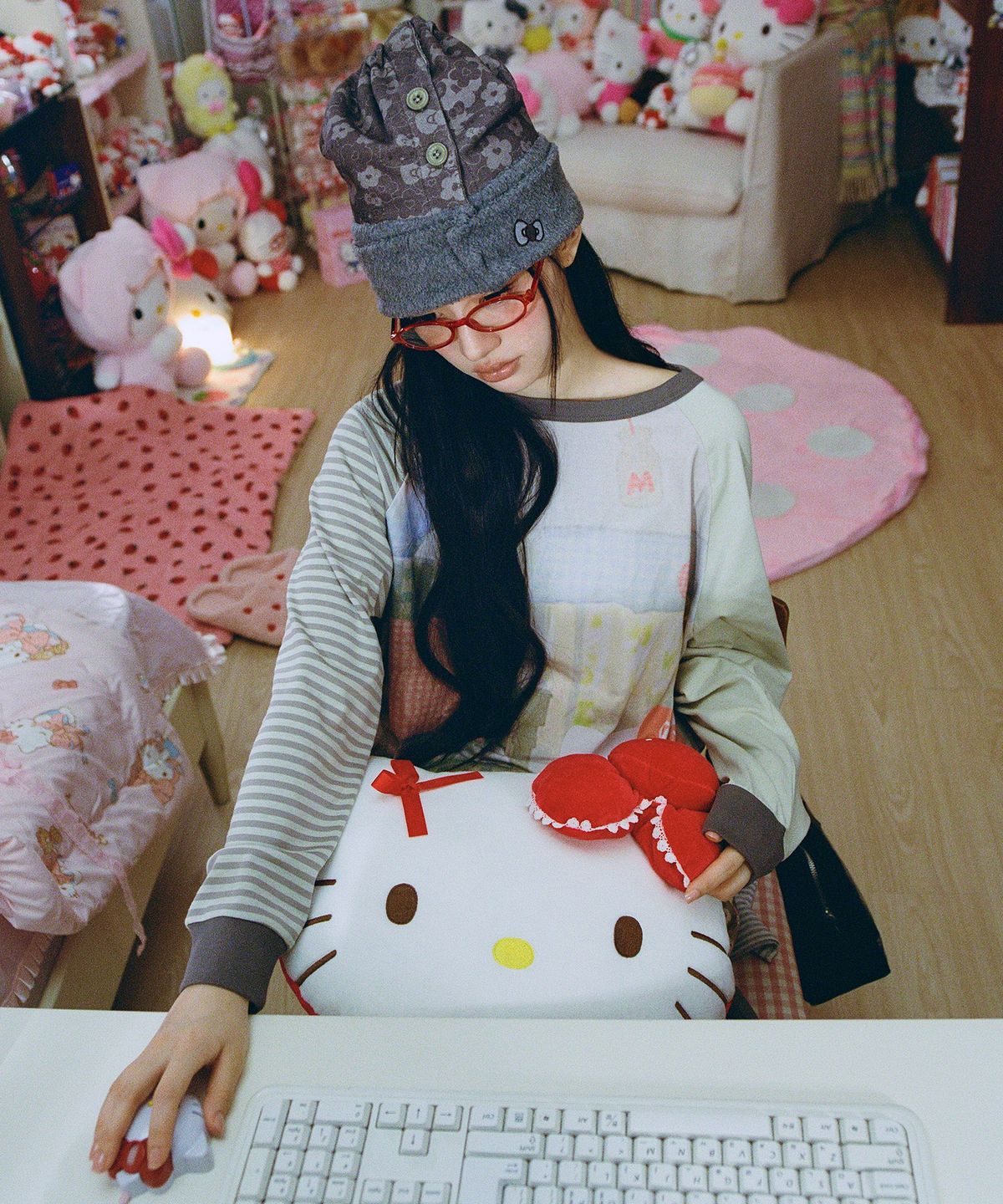 에이이에이이(AEAE) HELLO KITTY HOUSE GRAPHIC RAGLAN TEE [BEIGE]