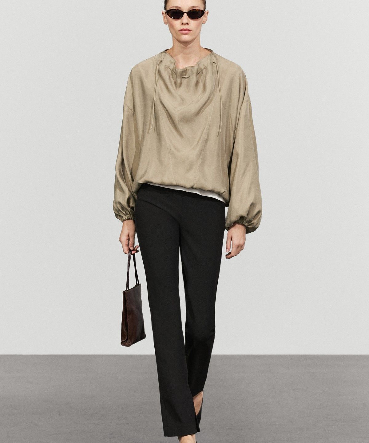 마시모두띠(MASSIMO DUTTI) 드로스트링 넥 플루이드 블라우스