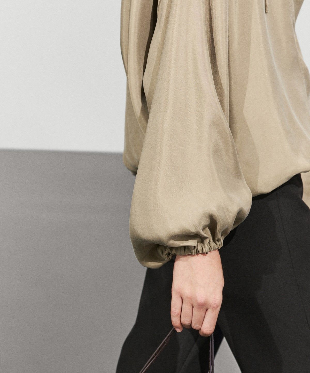 마시모두띠(MASSIMO DUTTI) 드로스트링 넥 플루이드 블라우스