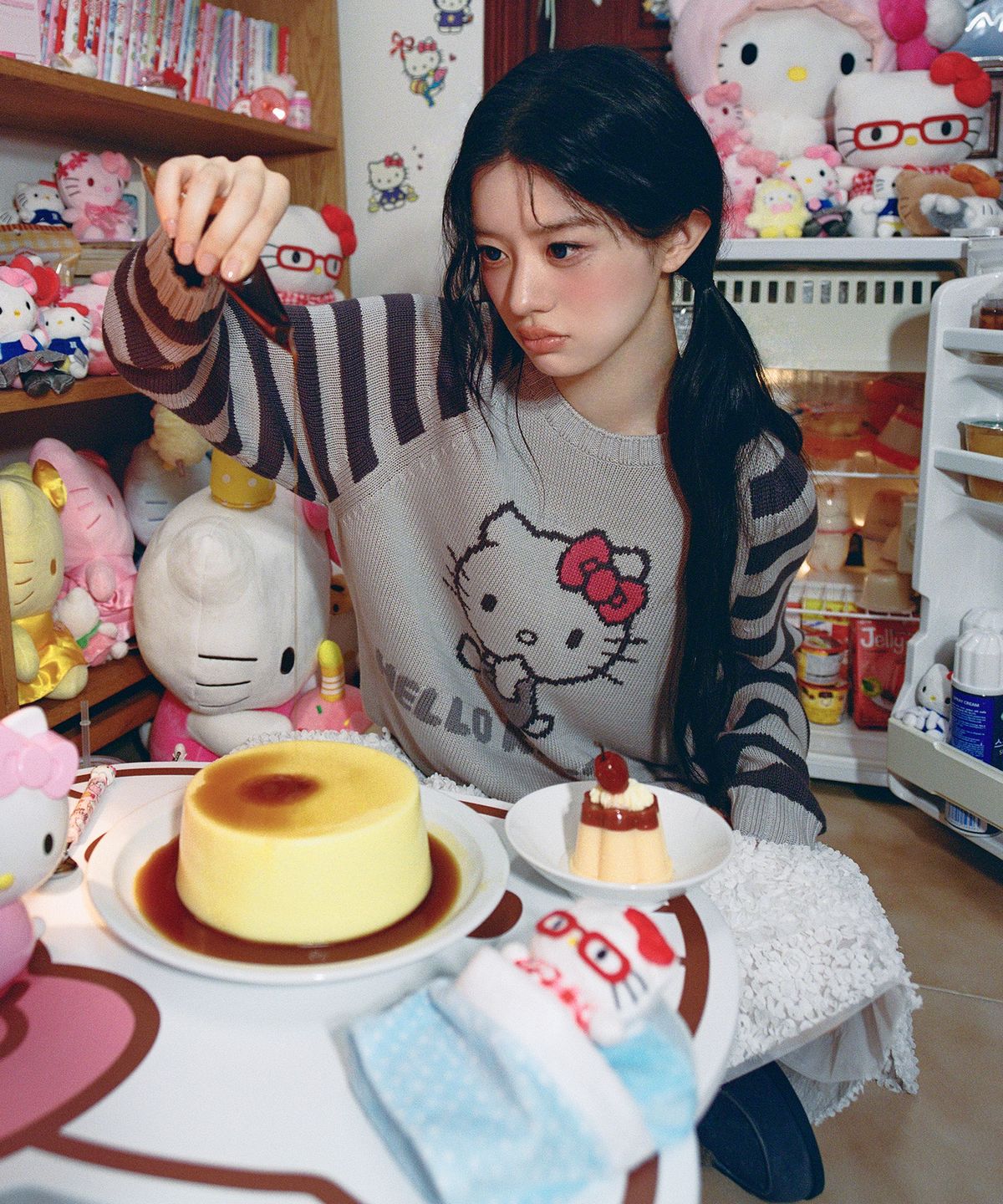 에이이에이이(AEAE) HELLO KITTY NERDY STRIPE RAGLAN KNIT [GREY]