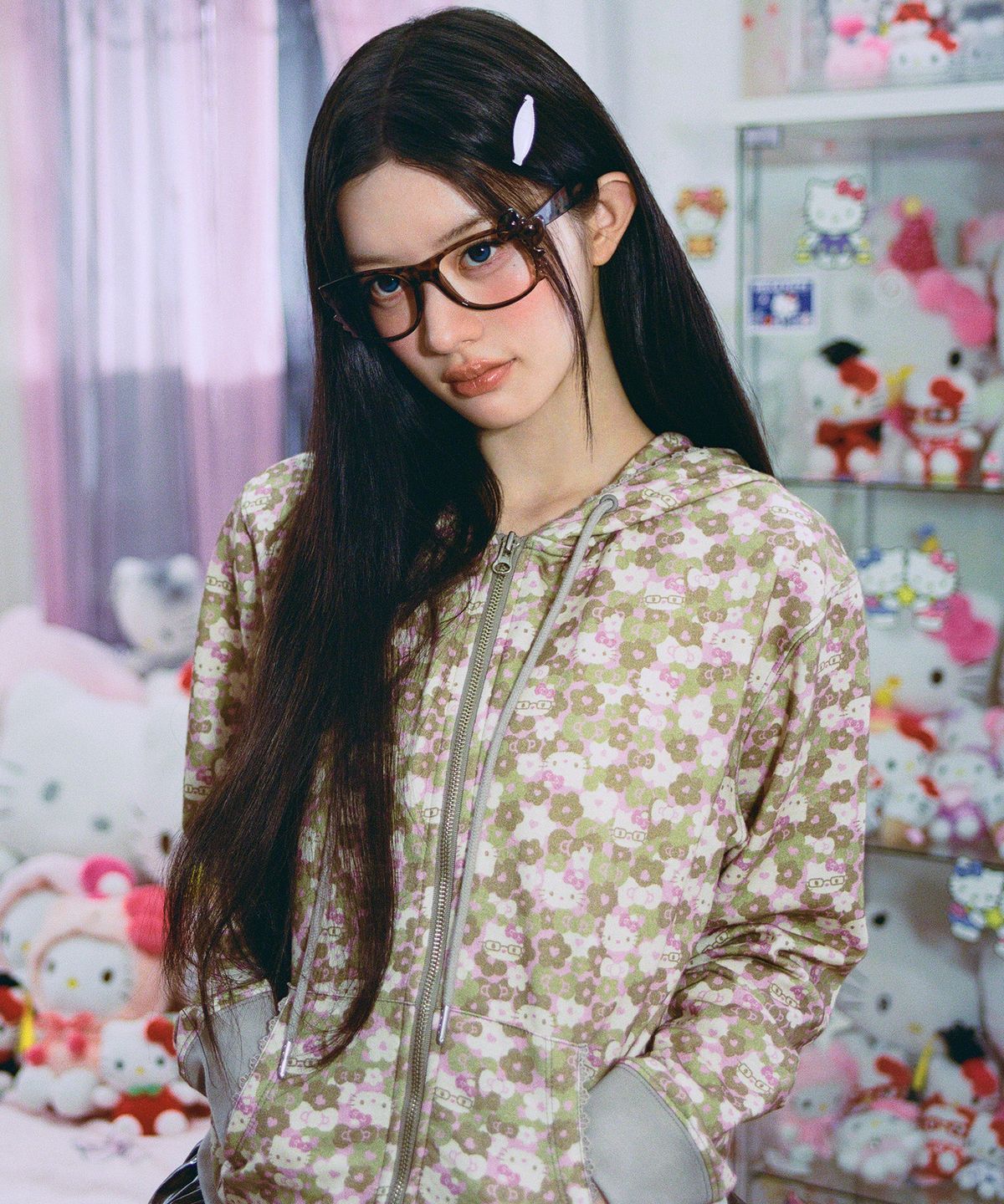 에이이에이이(AEAE) HELLO KITTY PATTERN ZIP UP HOODIE [KHAKI]