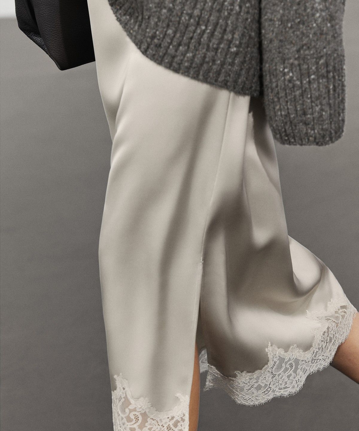 마시모두띠(MASSIMO DUTTI) 레이스 새틴 미디 스커트