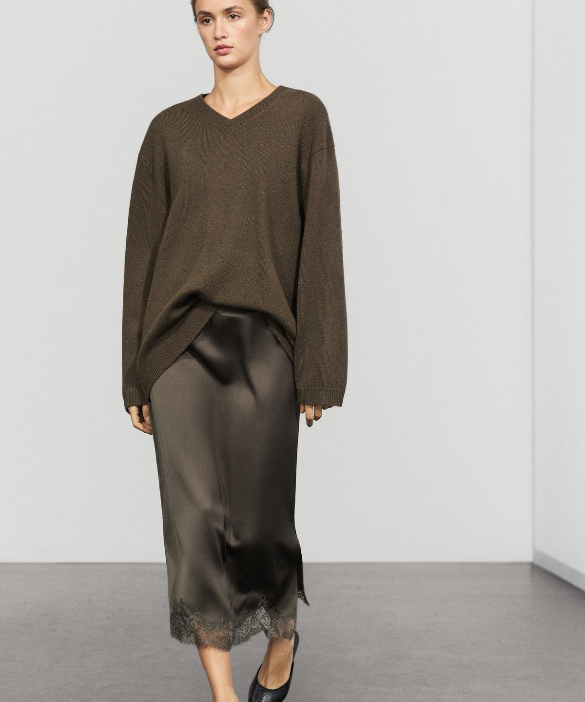 마시모두띠(MASSIMO DUTTI) 레이스 새틴 미디 스커트