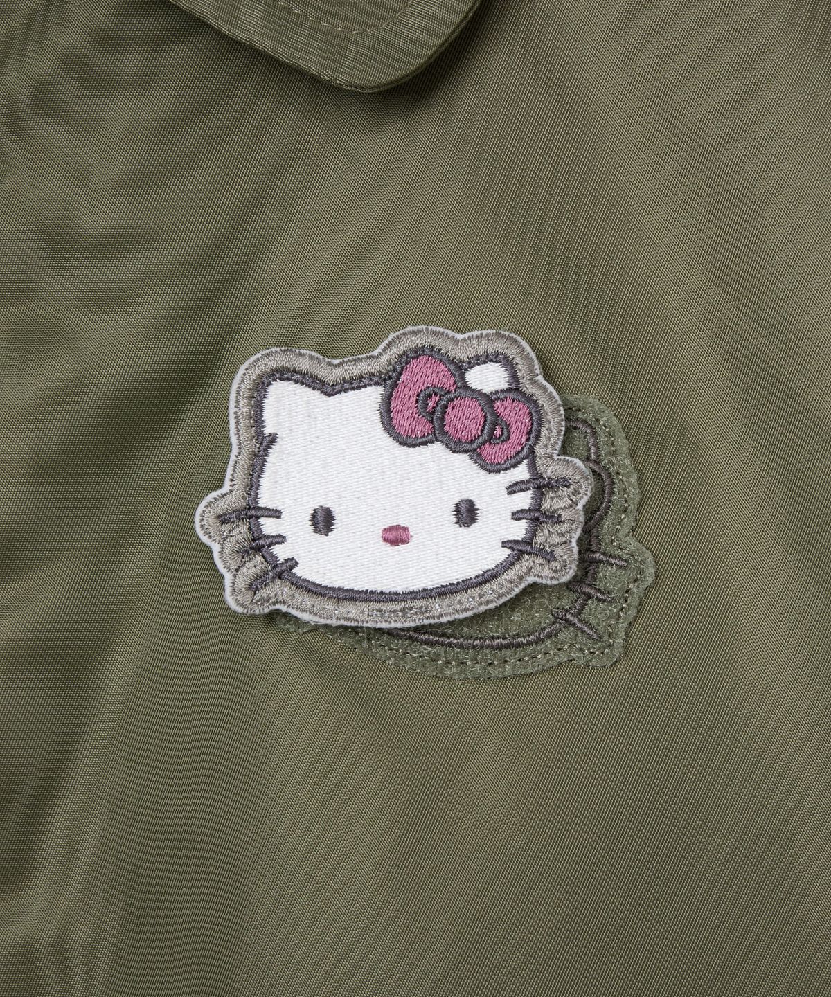 에이이에이이(AEAE) HELLO KITTY BOMBER JACKET [KHAKI]