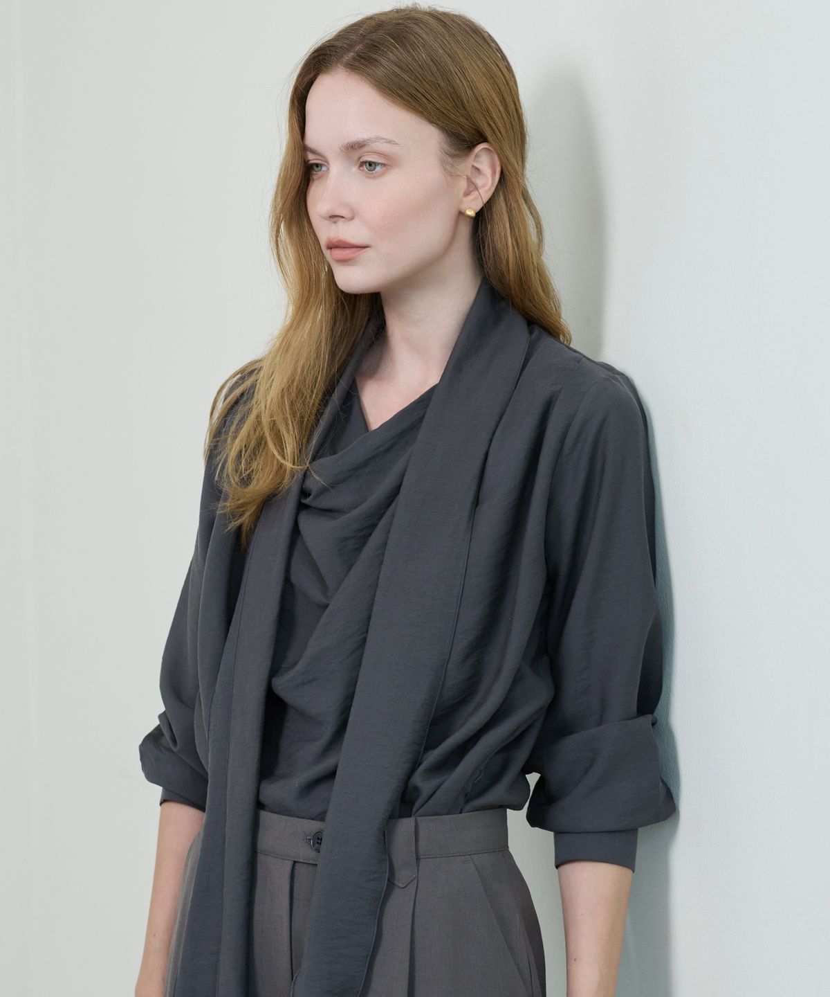 누토프(NUTOFFE) Drape Tie Blouse_Dark Gray