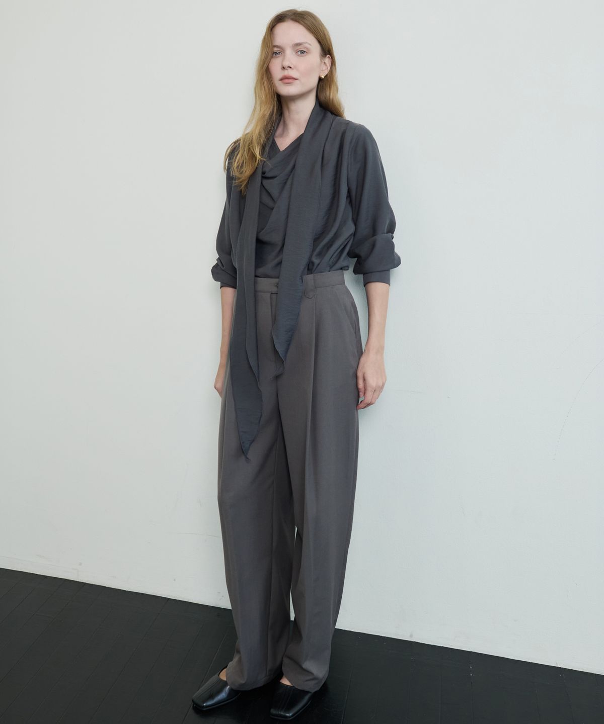 누토프(NUTOFFE) Drape Tie Blouse_Dark Gray
