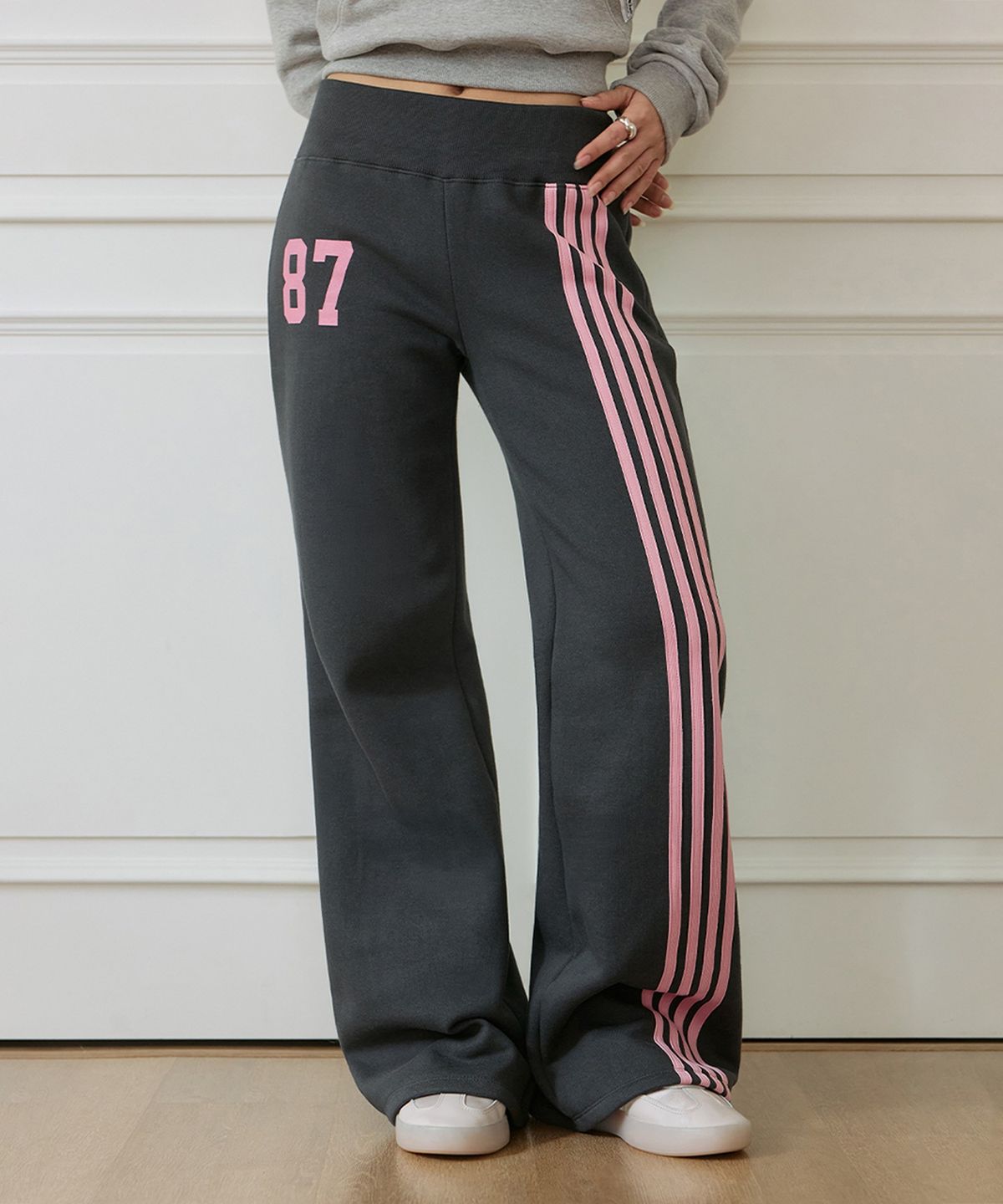 로제프란츠(ROSEFRANTZ) Side-Stripe Flare Track Pants [Charcoal]