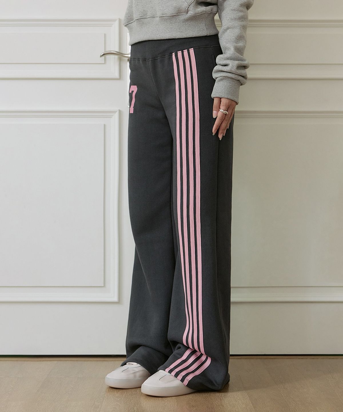 로제프란츠(ROSEFRANTZ) Side-Stripe Flare Track Pants [Charcoal]