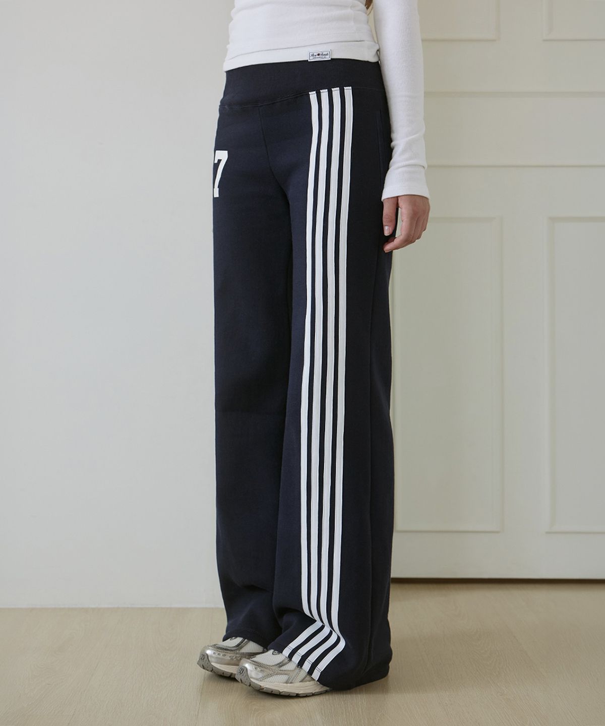 로제프란츠(ROSEFRANTZ) Side-Stripe Flare Track Pants [Navy]