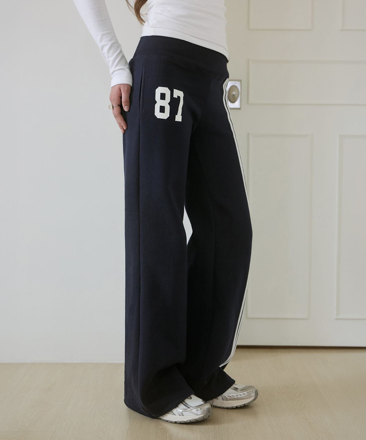 로제프란츠(ROSEFRANTZ) Side-Stripe Flare Track Pants [Navy]