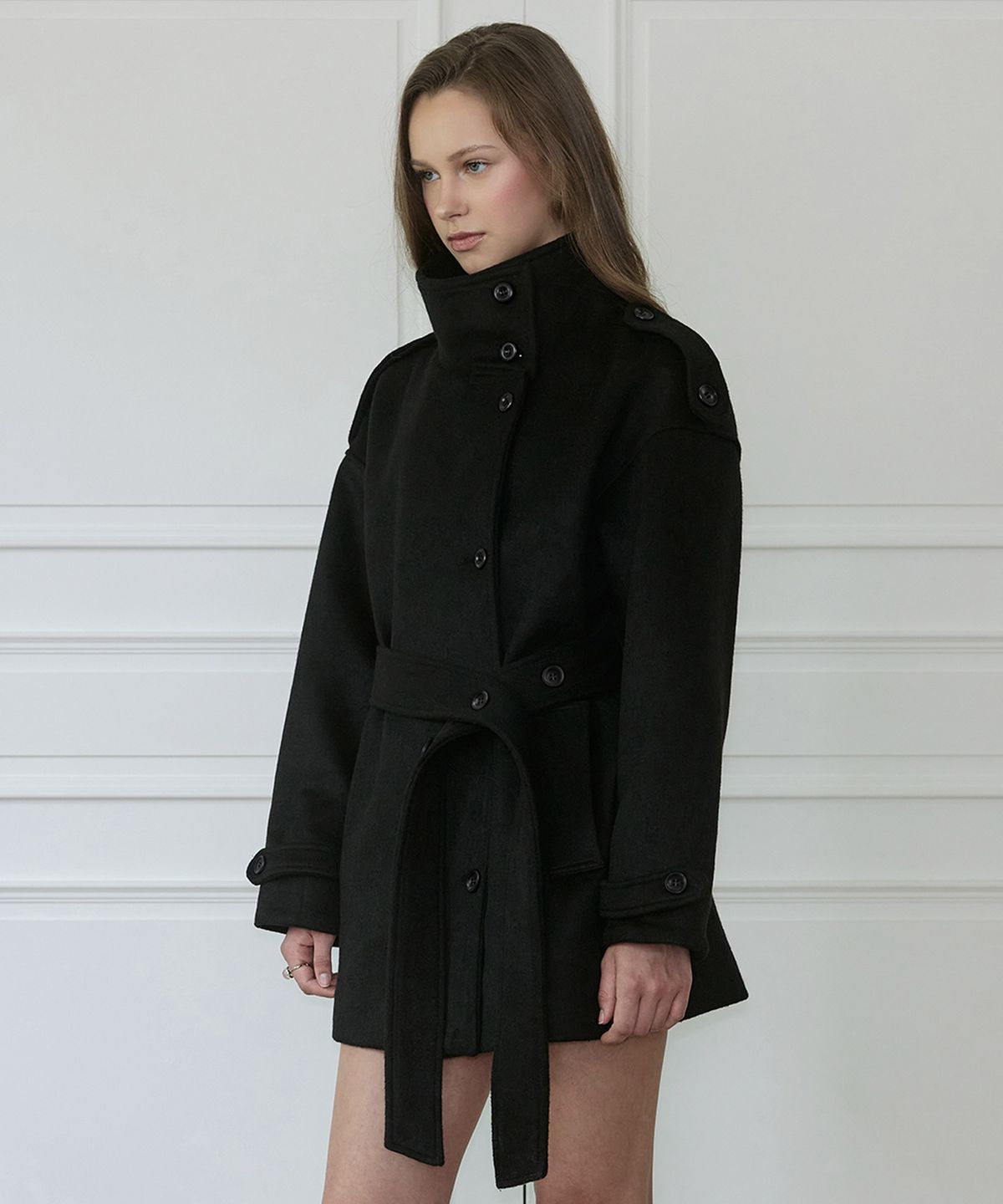 로제프란츠(ROSEFRANTZ) Belted Funnel-Neck Wool Half Coat [Black]