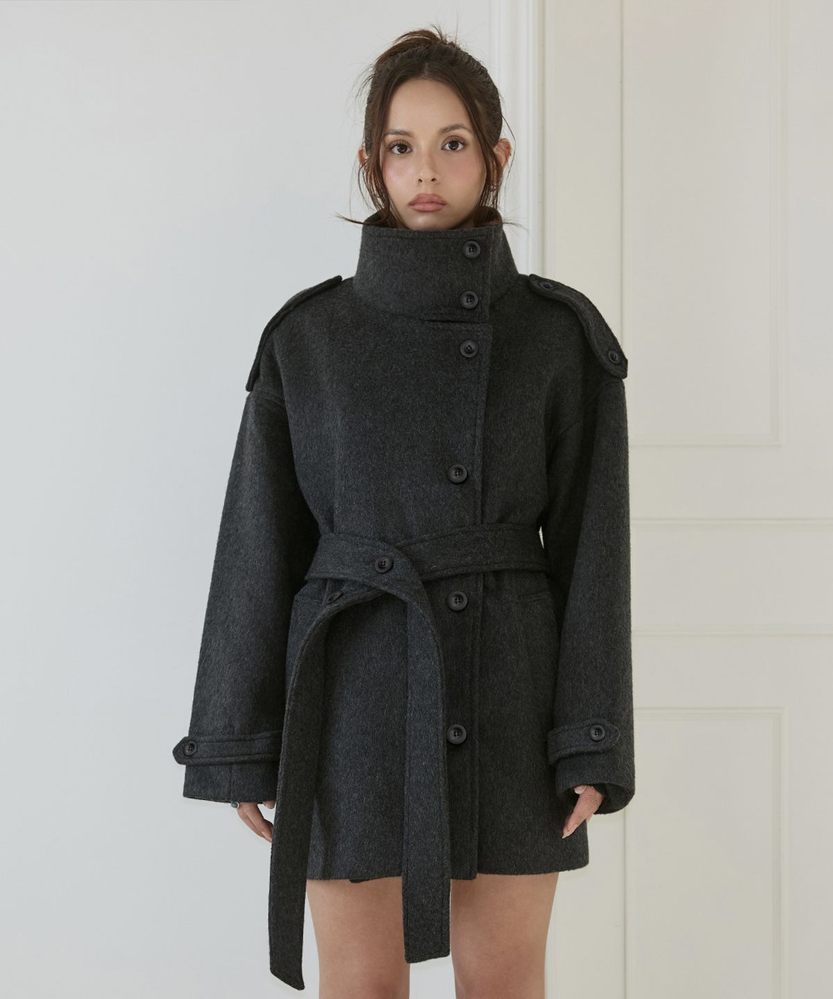 로제프란츠(ROSEFRANTZ) Belted Funnel-Neck Wool Half Coat [Charcoal]