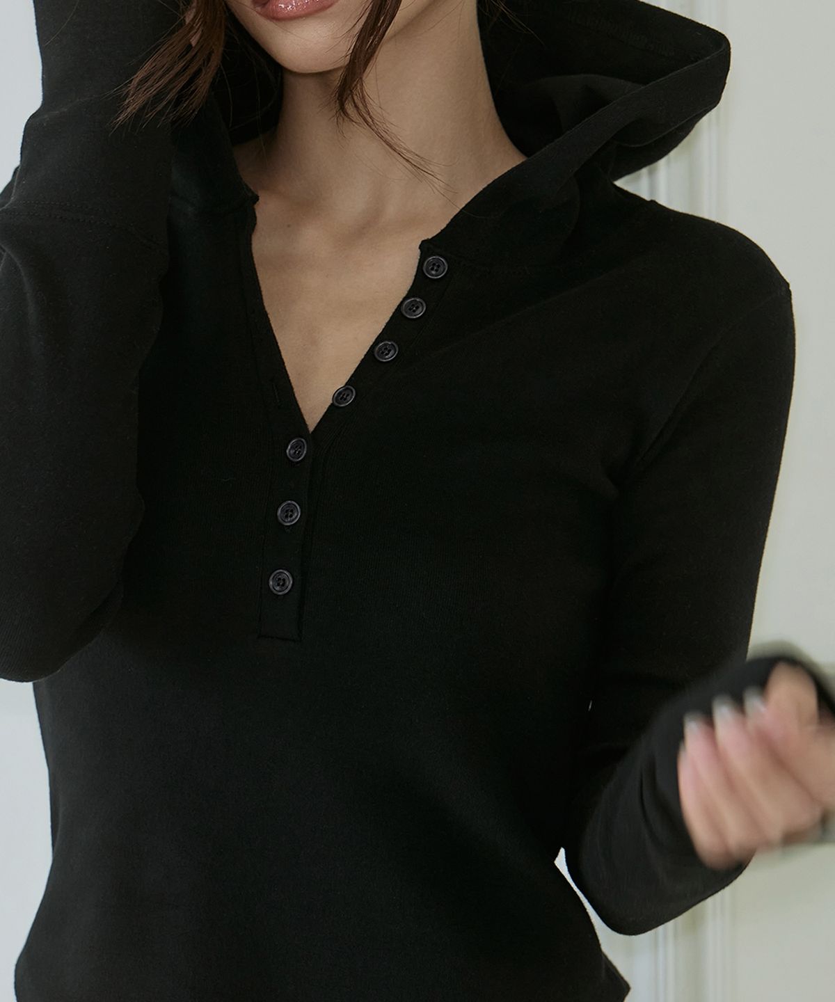 로제프란츠(ROSEFRANTZ) Slim-Fit Henley Asymmetric Hem Hoodie [Black]