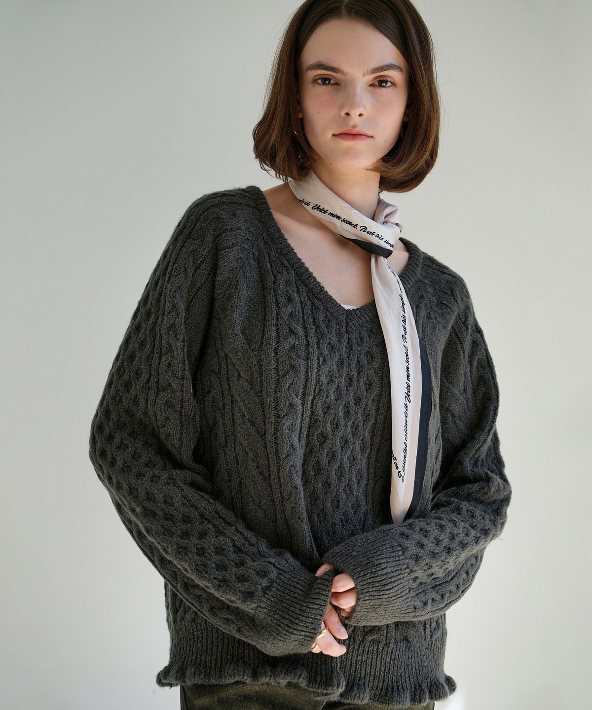 블레티(VLETI) Wool Mohair Cable & Bobble V-Neck Raglan Knit(chacoal)