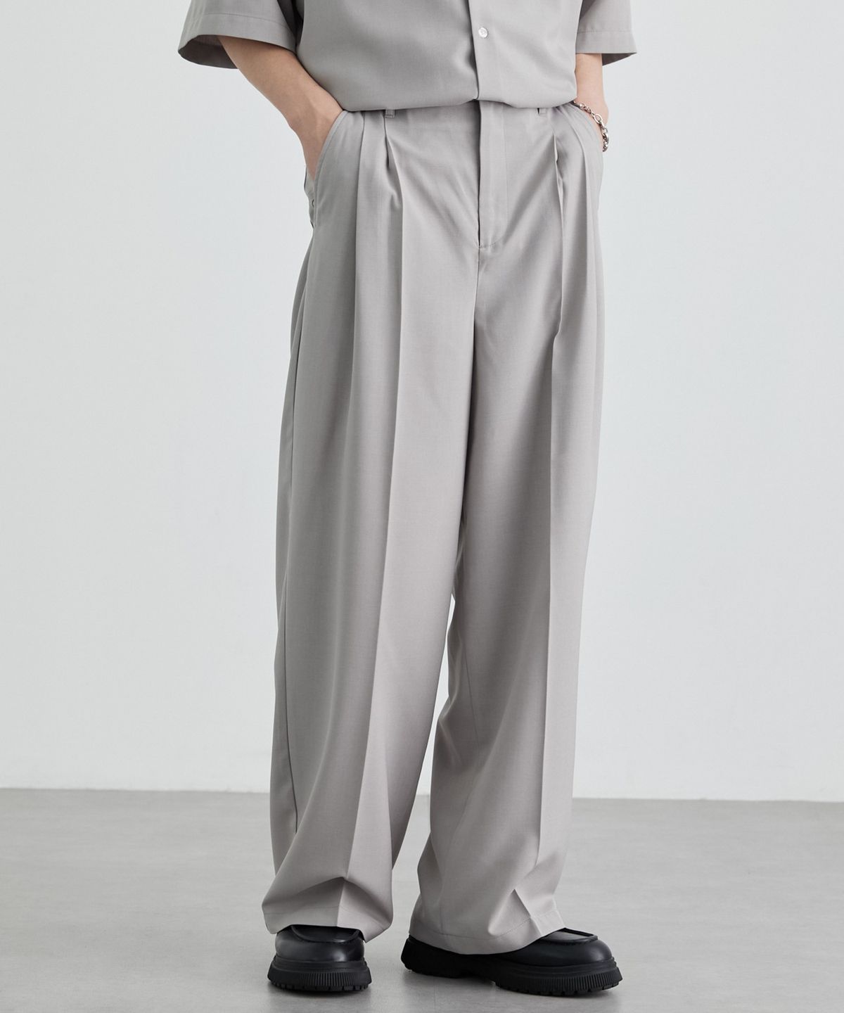 모노마트(MONO-MART) High-Twist Twill Center-Press Two-Tuck Wide Trousers