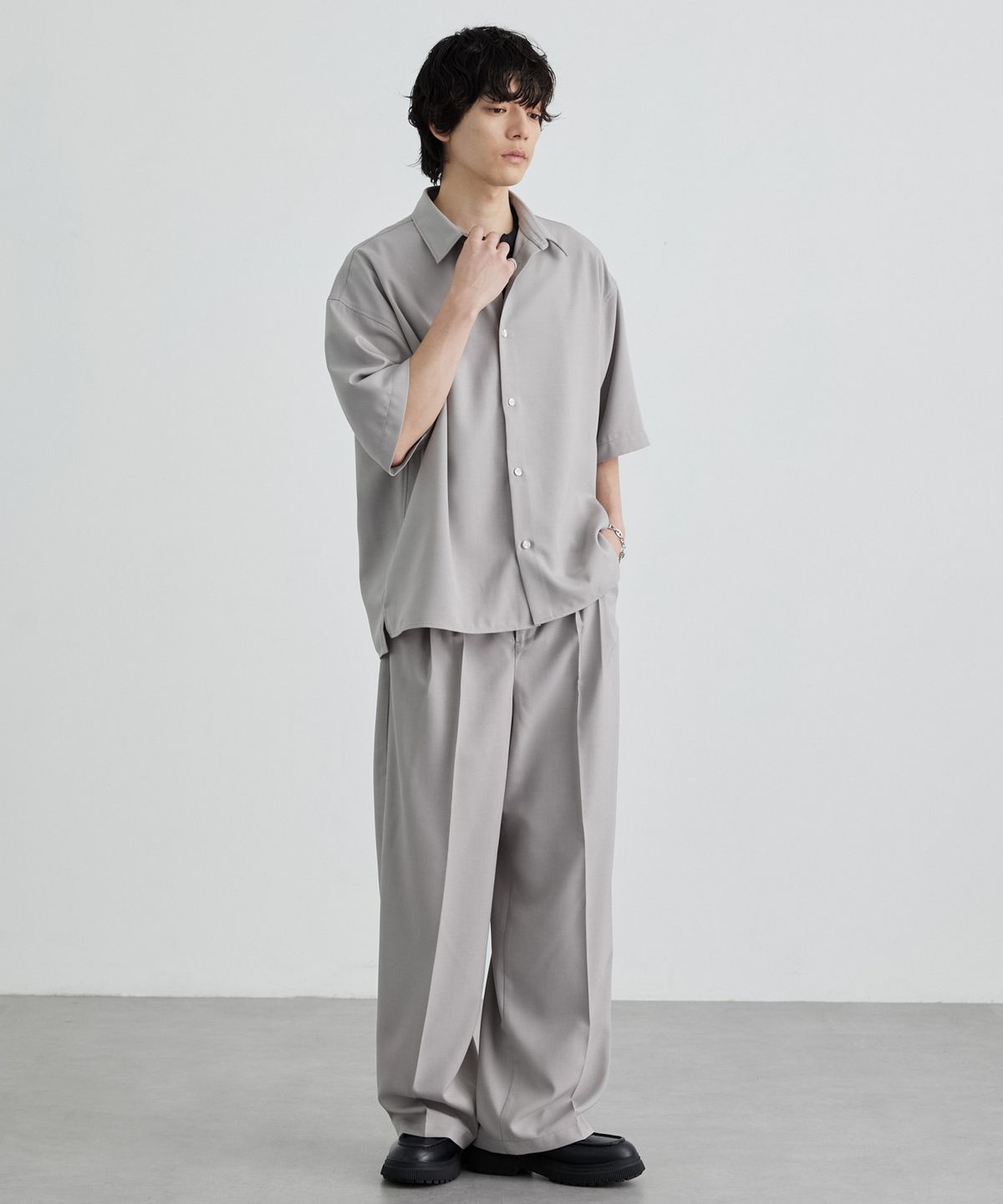모노마트(MONO-MART) High-Twist Twill Center-Press Two-Tuck Wide Trousers