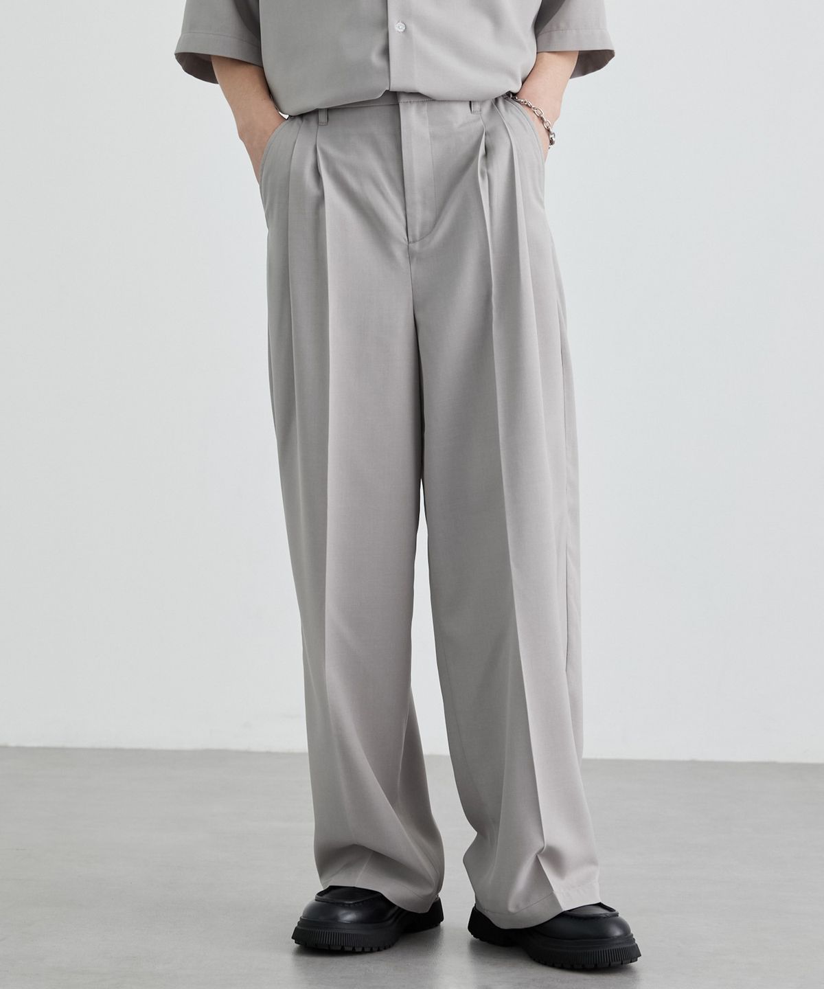 모노마트(MONO-MART) High-Twist Twill Center-Press Two-Tuck Wide Trousers