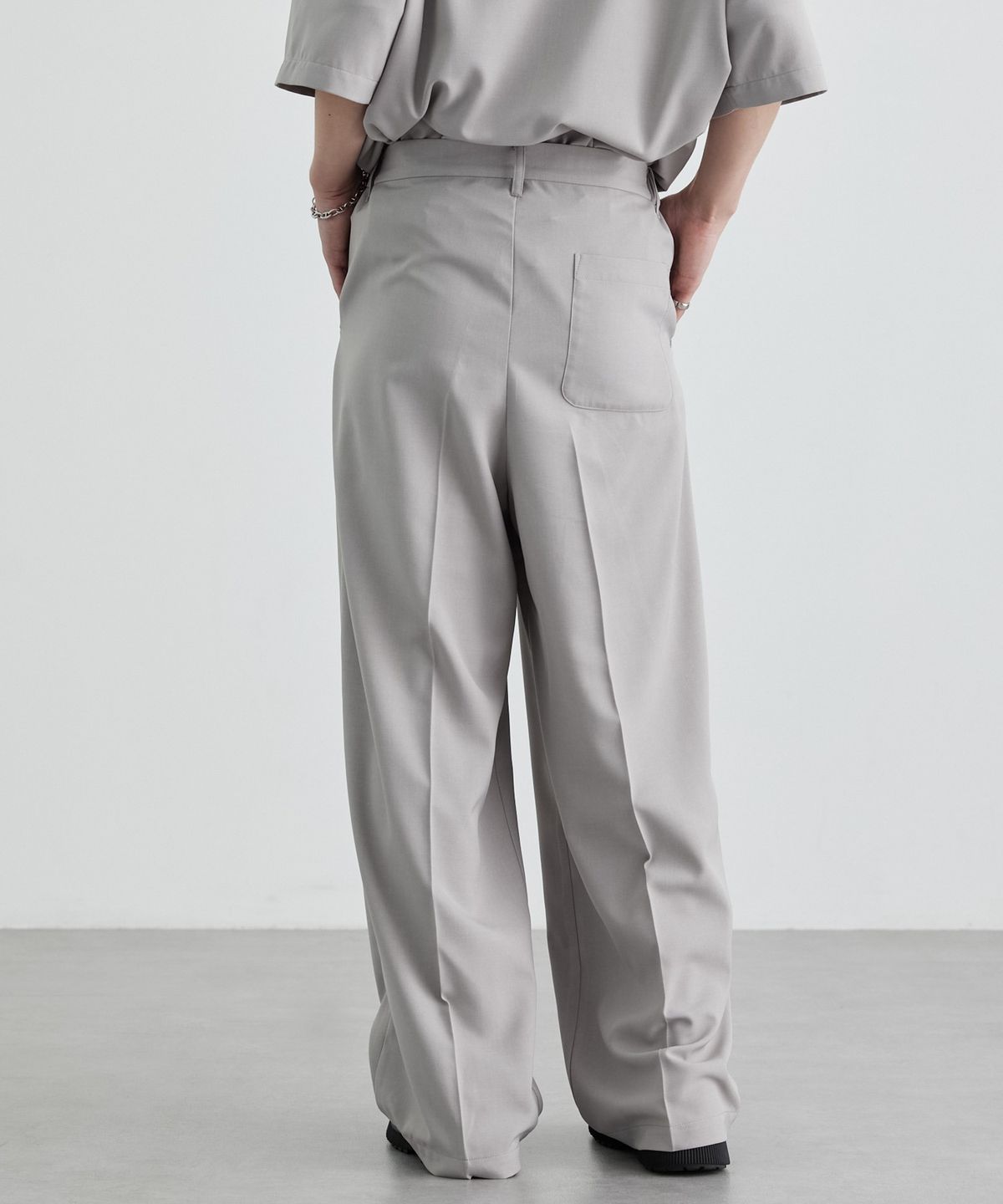 모노마트(MONO-MART) High-Twist Twill Center-Press Two-Tuck Wide Trousers