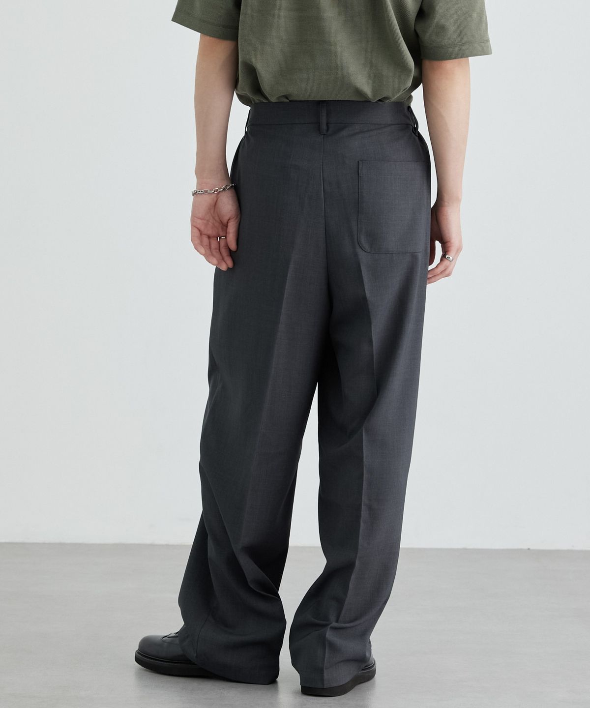모노마트(MONO-MART) High-Twist Twill Center-Press Two-Tuck Wide Trousers