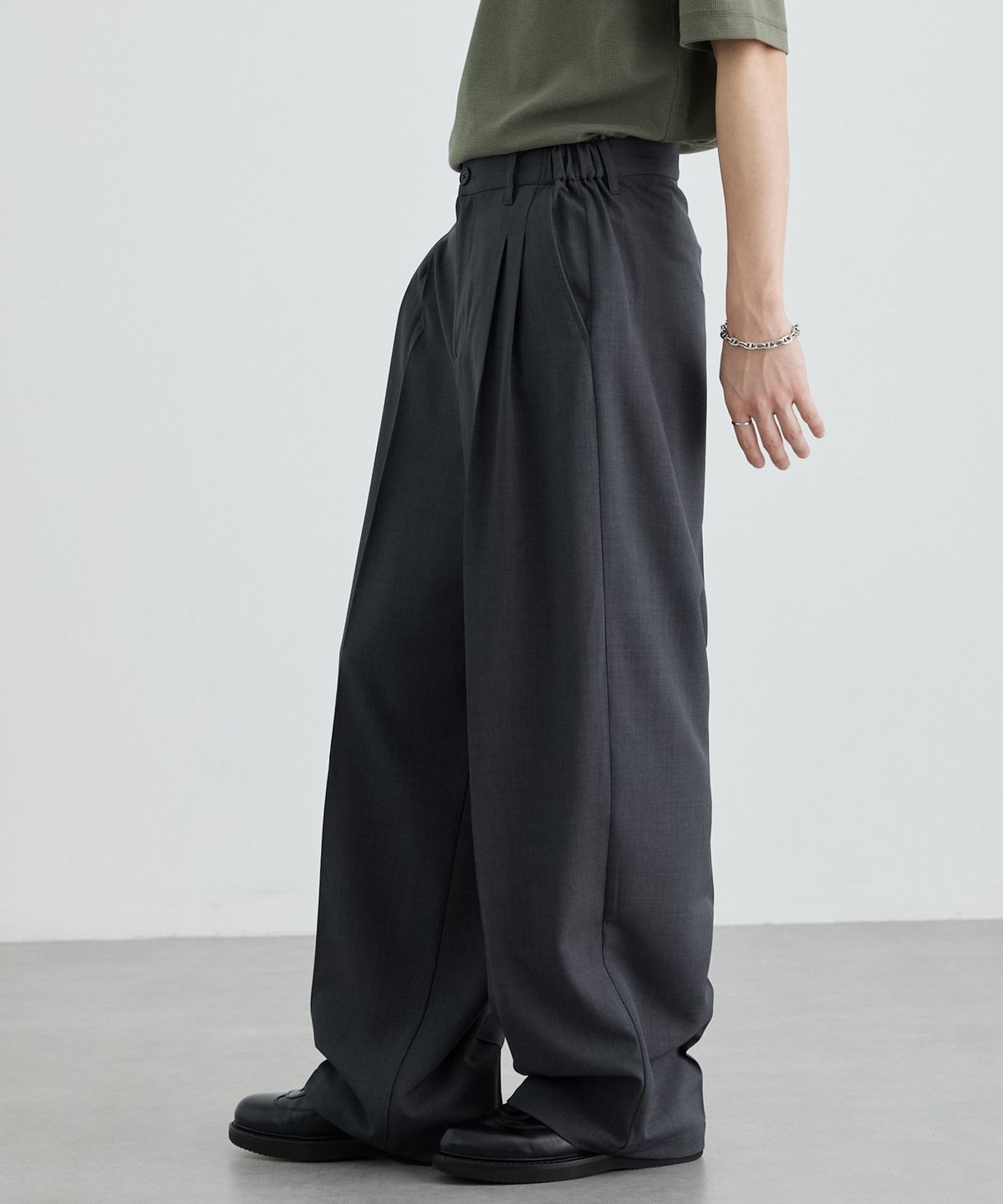 모노마트(MONO-MART) High-Twist Twill Center-Press Two-Tuck Wide Trousers
