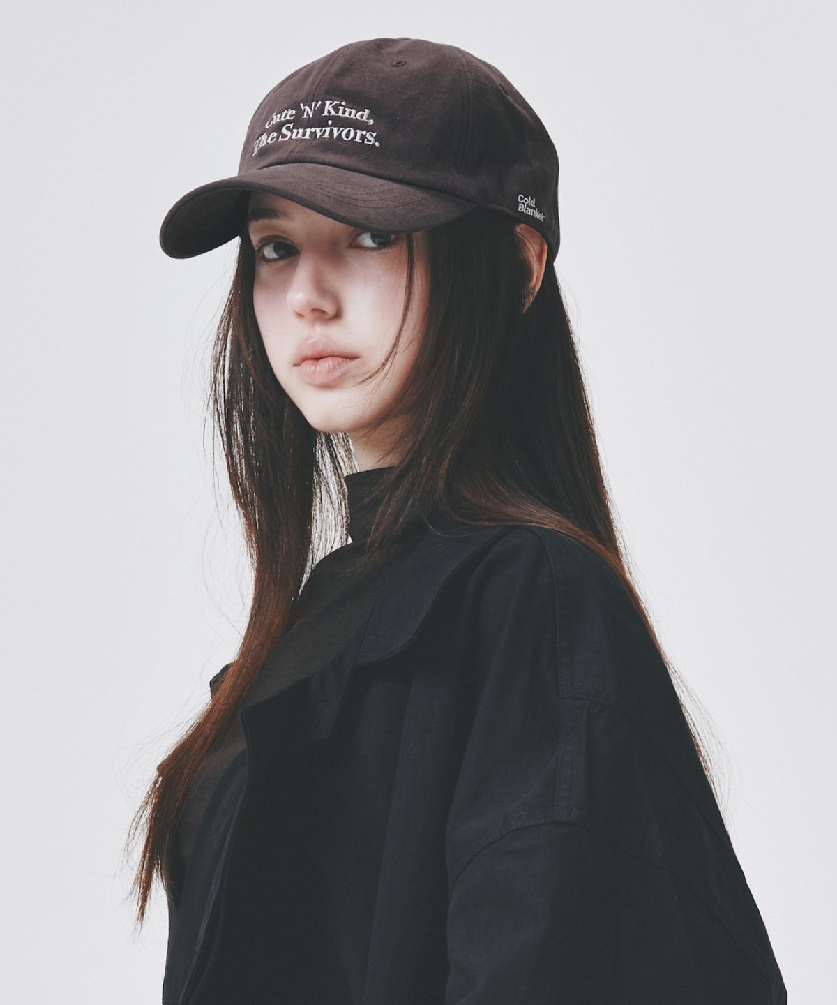 콜드블랭킷(COLD BLANKET) 큐트 앤 카인드 레터링 볼캡 브라운