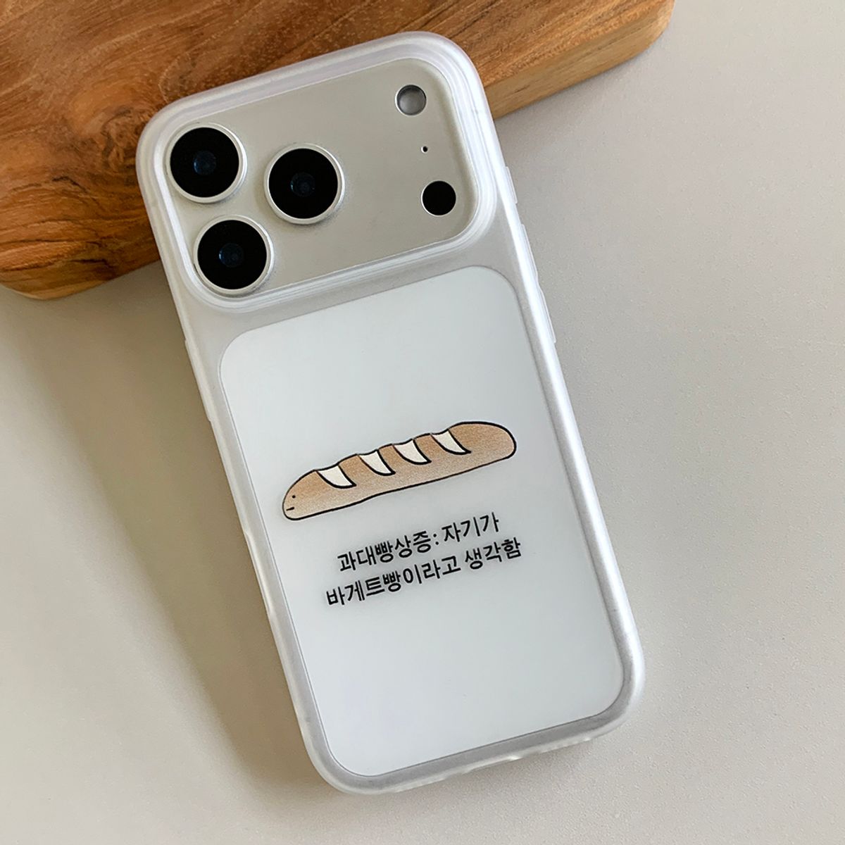 위드썸(WITHSOME) 과대빵상증 반투명 폰 케이스