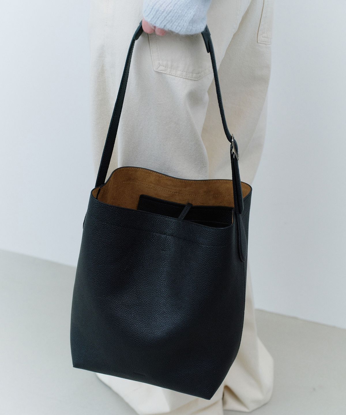 코이무이(KOIMOOI) Pause Hobo Bag Medium (Black)