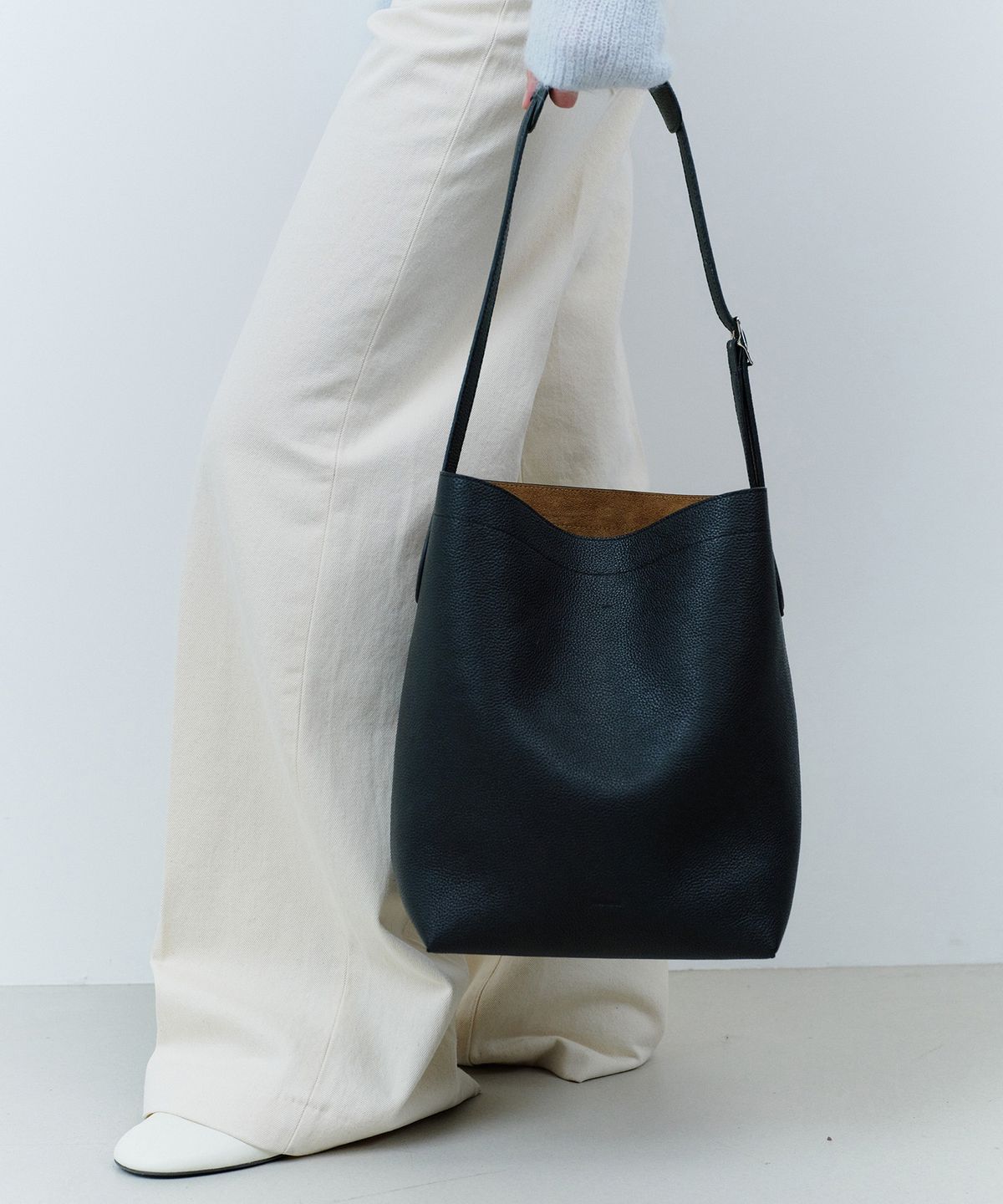 코이무이(KOIMOOI) Pause Hobo Bag Medium (Black)
