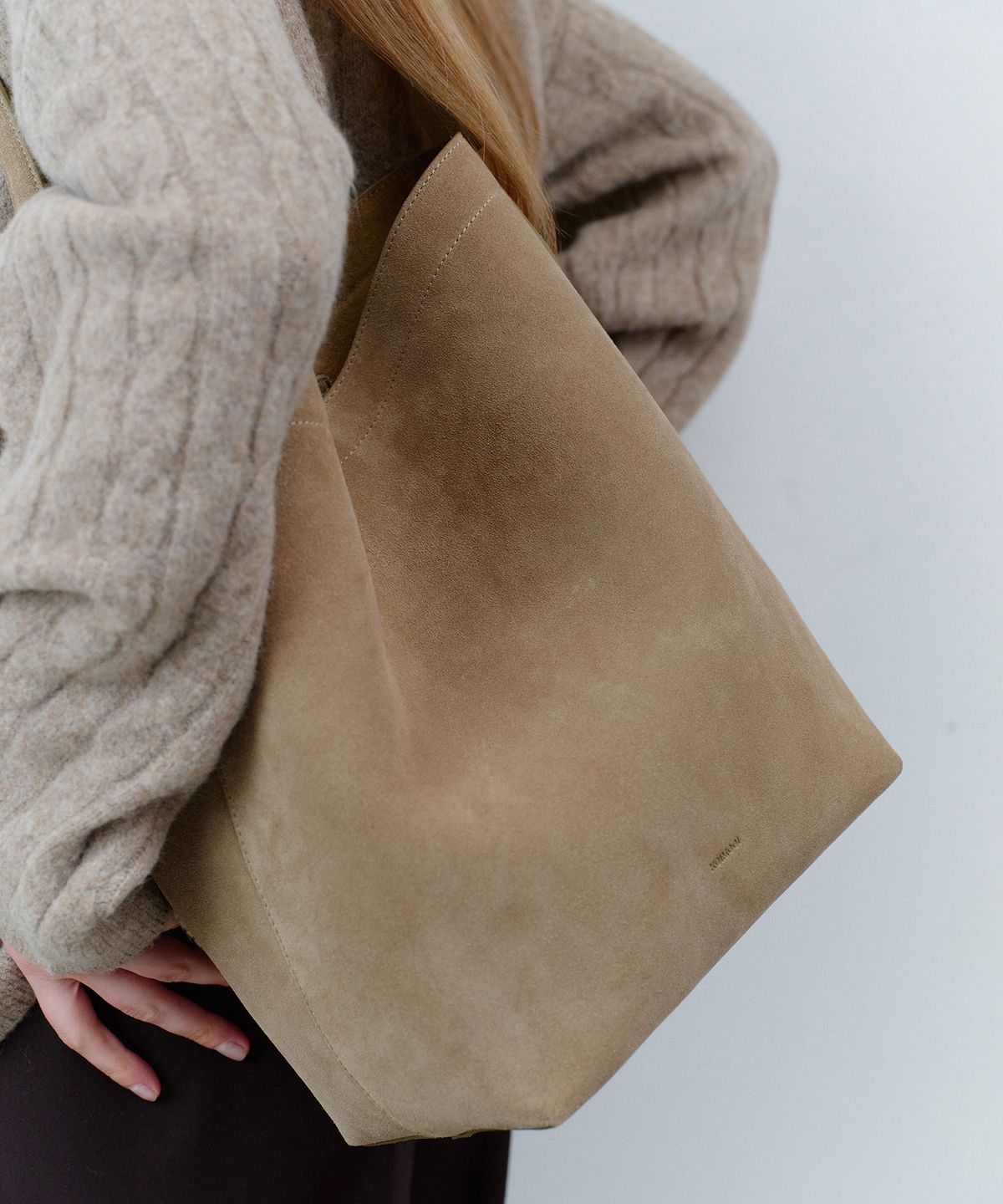 코이무이(KOIMOOI) Pause Hobo Bag Medium (Beige Suede)