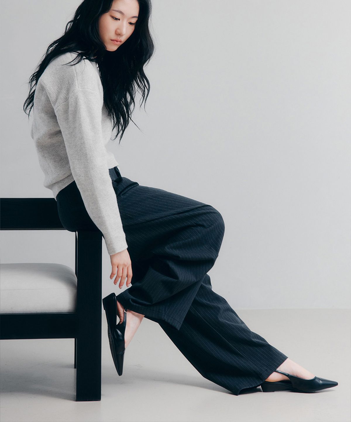 셉템버투웨니(SEPTEMBER TWENTIETH) Pinstripe Curve Wide Pants_Charcoal