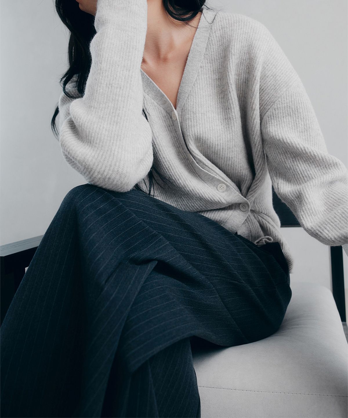 셉템버투웨니(SEPTEMBER TWENTIETH) Pinstripe Curve Wide Pants_Charcoal
