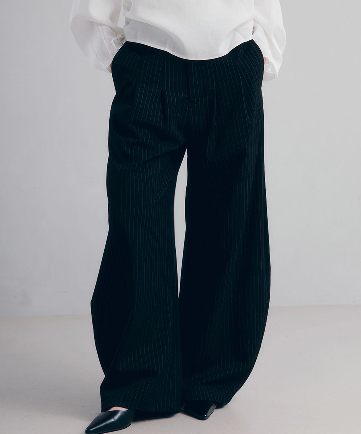 셉템버투웨니(SEPTEMBER TWENTIETH) Pinstripe Curve Wide Pants_Black