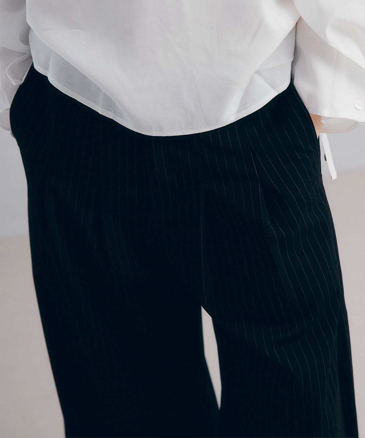 셉템버투웨니(SEPTEMBER TWENTIETH) Pinstripe Curve Wide Pants_Black