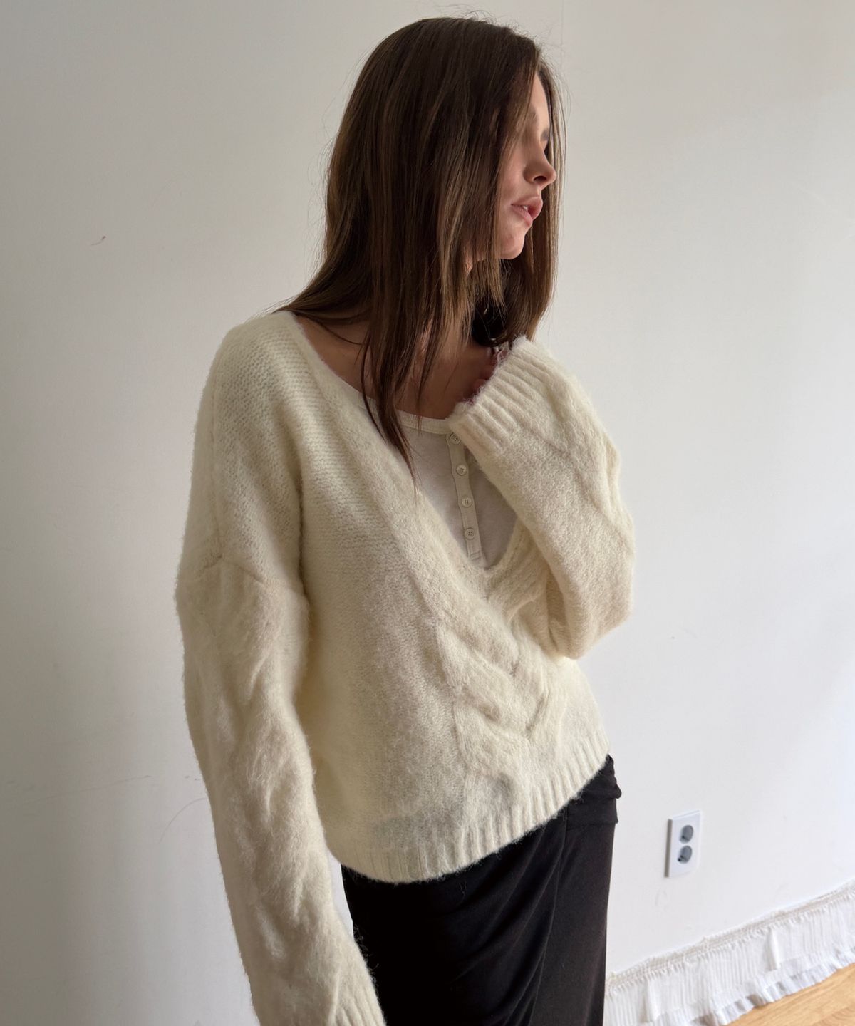 아수라(ASURA) TWIST DEEP V KNIT (IVORY)