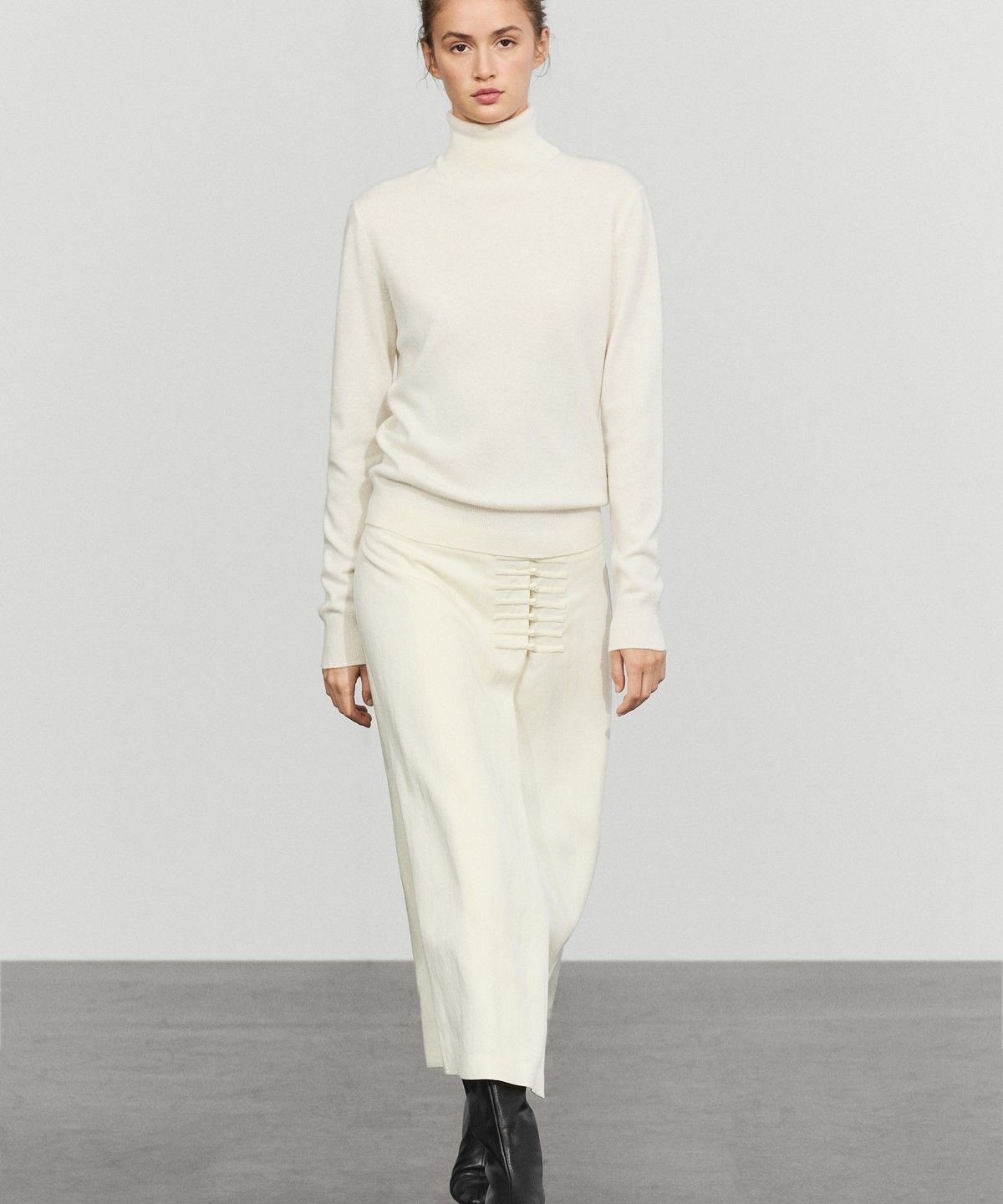 마시모두띠(MASSIMO DUTTI) 스웨이드 스트레이트 미디 스커트 버튼 디테일
